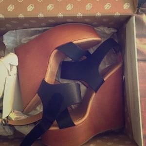 Brand new Women platform sandal size 7.5